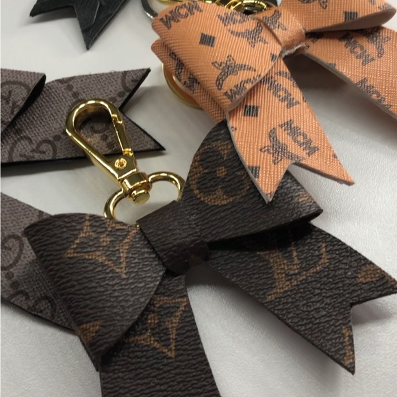 💜 RESTOCKED** Double Sided Bow Keychains - Picture 4 of 10